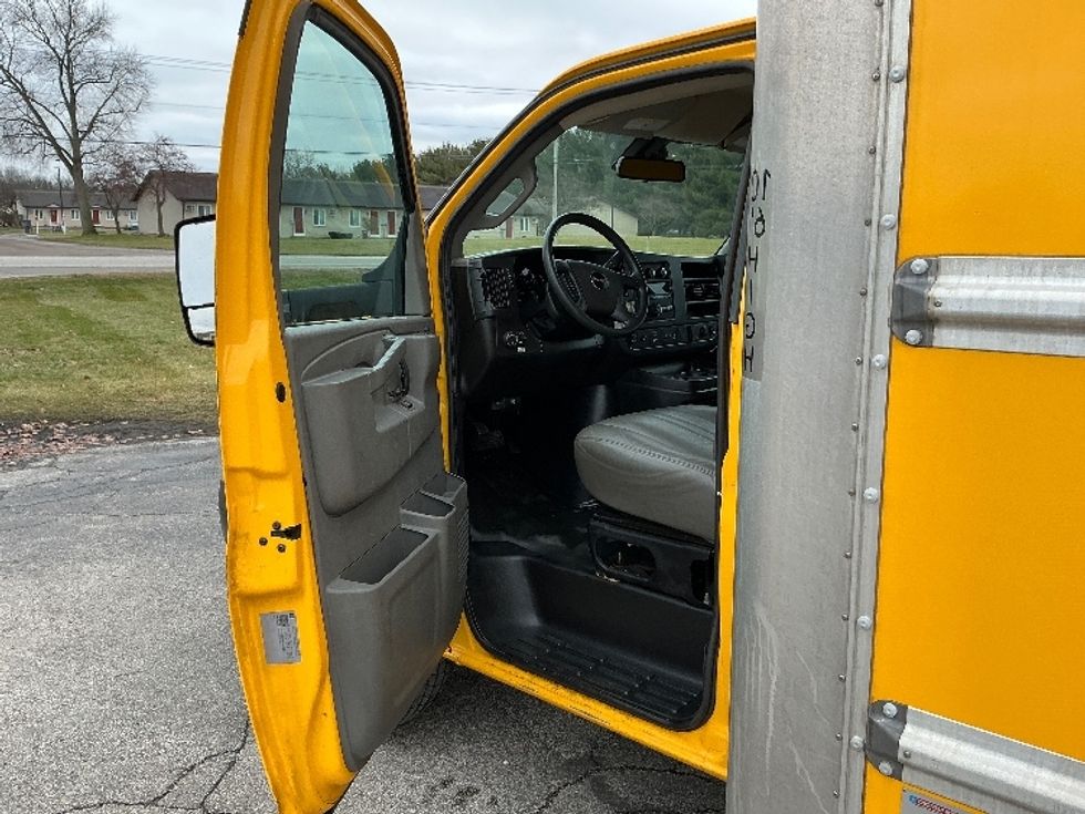 Light Duty Box Truck-Light and Medium Duty Trucks-GMC-2021-Savana G33903-Elkhart-IN-92,825\n\t\tmiles-$ 26,500 - Image 15