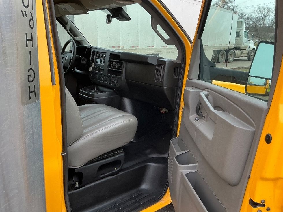 Light Duty Box Truck-Light and Medium Duty Trucks-GMC-2021-Savana G33903-Elkhart-IN-98,275\n\t\tmiles-$ 26,000 - Image 19