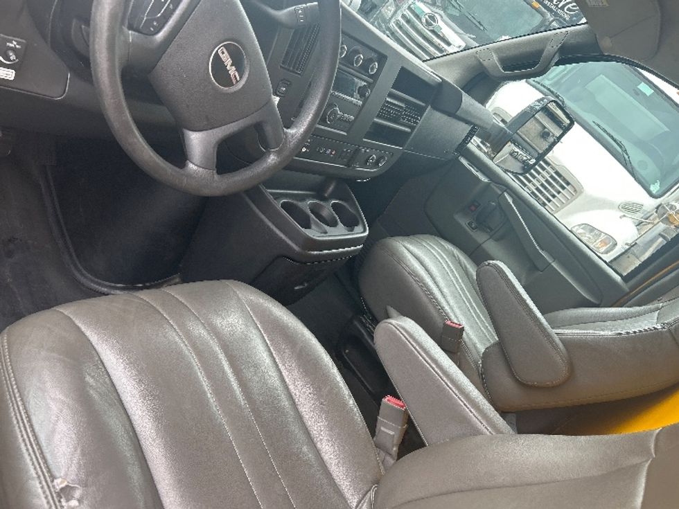 Light Duty Box Truck-Light and Medium Duty Trucks-GMC-2021-Savana G33903-Elmsford-NY-102,868\n\t\tmiles-$ 24,000 - Image 19