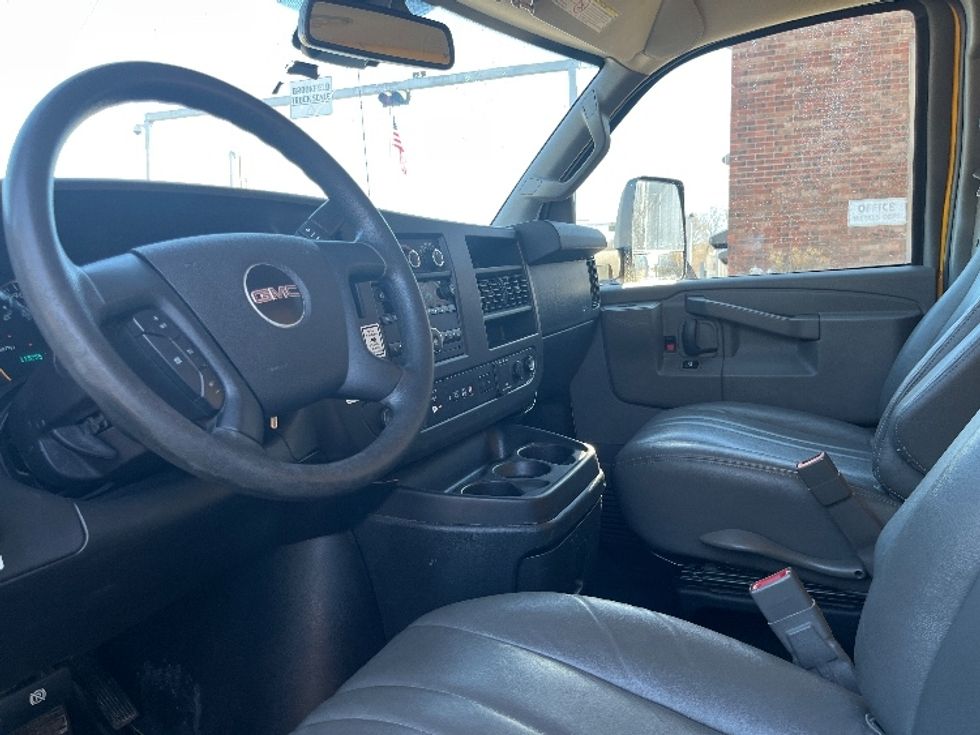 Light Duty Box Truck-Light and Medium Duty Trucks-GMC-2021-Savana G33903-Elmsford-NY-115,757\n\t\tmiles-$ 24,000 - Image 19