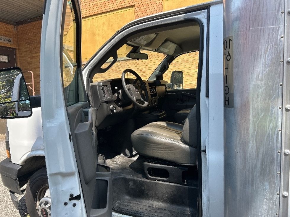 Light Duty Box Truck-Light and Medium Duty Trucks-GMC-2021-Savana G33903-Elmsford-NY-75,421\n\t\tmiles-$ 31,250 - Image 15