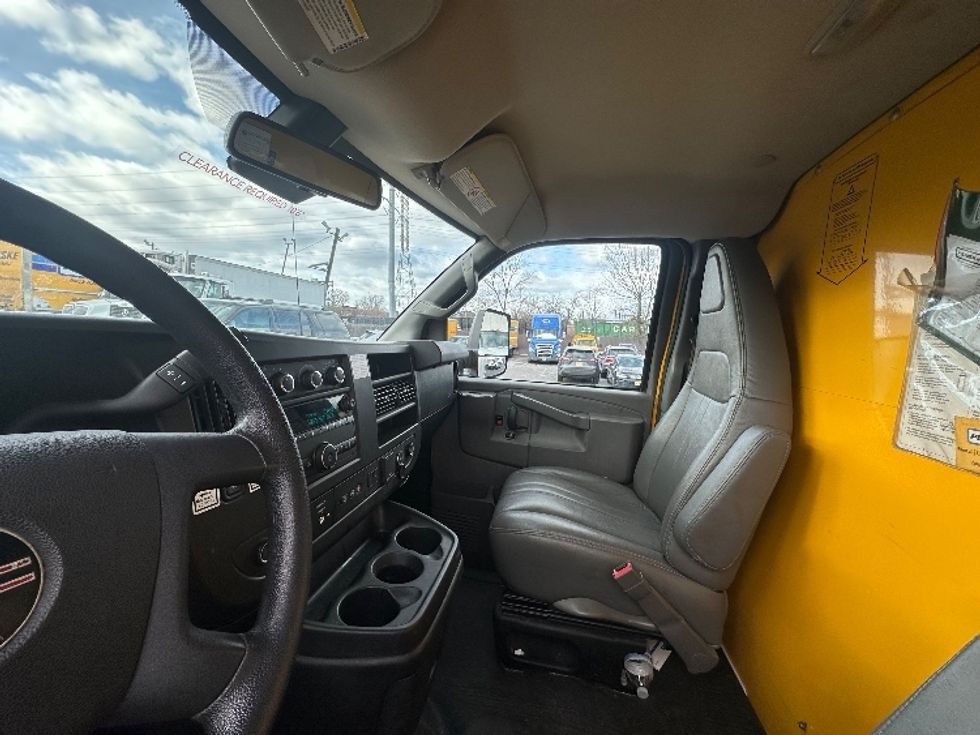 Light Duty Box Truck-Light and Medium Duty Trucks-GMC-2021-Savana G33903-Elmsford-NY-95,754\n\t\tmiles-$ 26,250 - Image 19