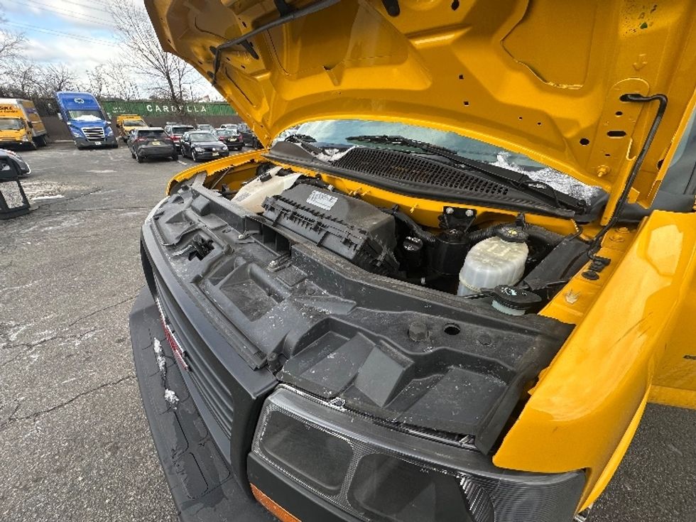 Light Duty Box Truck-Light and Medium Duty Trucks-GMC-2021-Savana G33903-Elmsford-NY-95,754\n\t\tmiles-$ 26,250 - Image 23