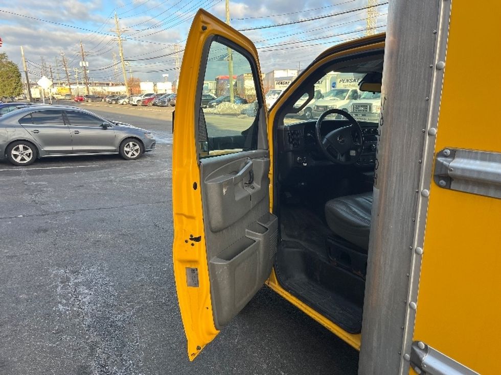 Light Duty Box Truck-Light and Medium Duty Trucks-GMC-2021-Savana G33903-Elmsford-NY-98,136\n\t\tmiles-$ 26,000 - Image 14