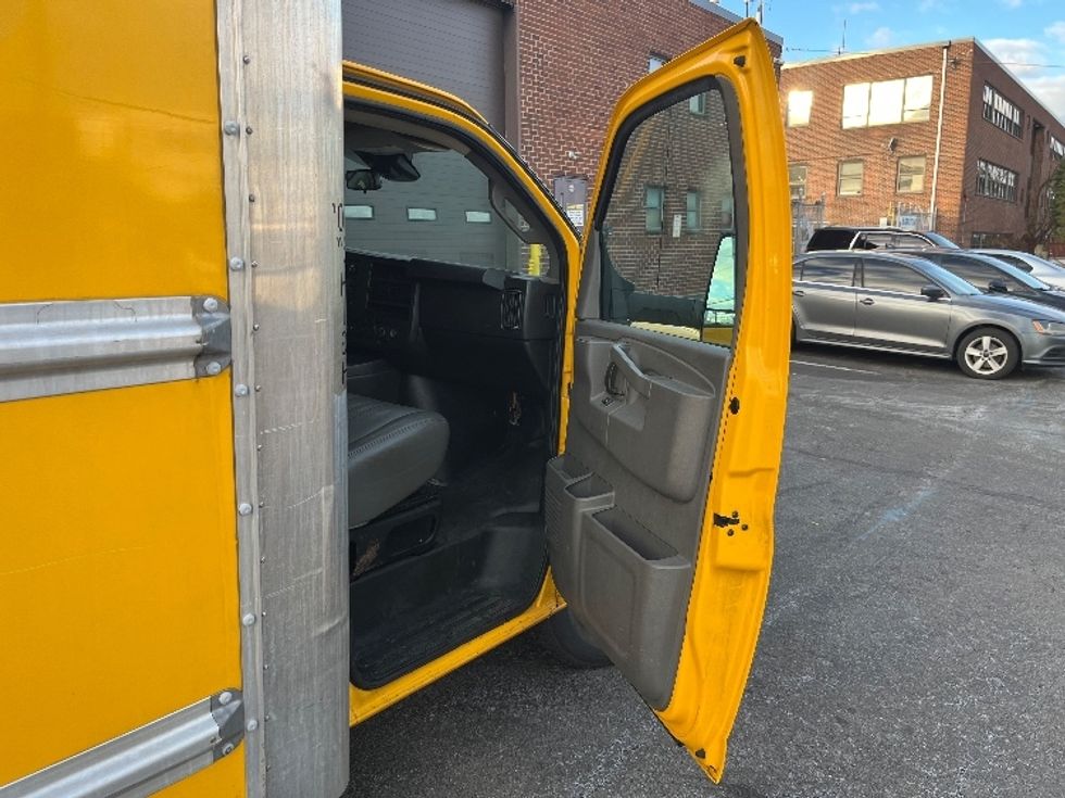 Light Duty Box Truck-Light and Medium Duty Trucks-GMC-2021-Savana G33903-Elmsford-NY-98,136\n\t\tmiles-$ 26,000 - Image 18