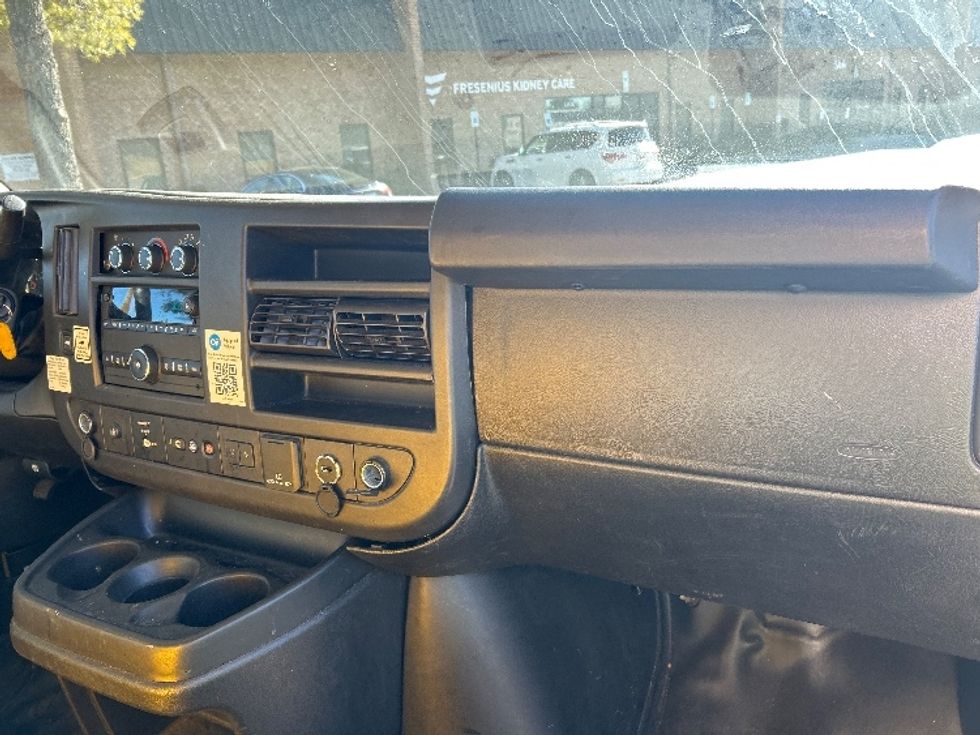 Light Duty Box Truck-Light and Medium Duty Trucks-GMC-2021-Savana G33903-Essex-MD-100,332\n\t\tmiles-$ 25,750 - Image 21