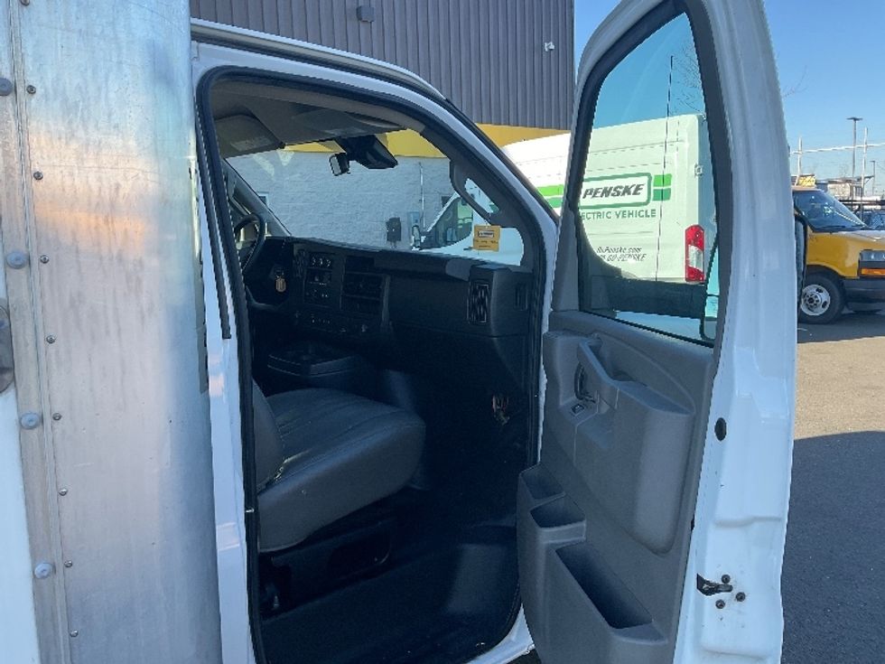 Light Duty Box Truck-Light and Medium Duty Trucks-GMC-2021-Savana G33903-Everett-WA-110,146\n\t\tmiles-$ 29,500 - Image 17