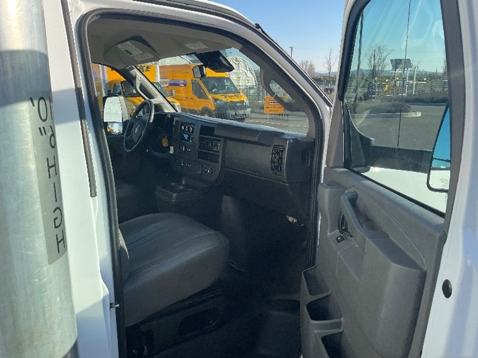 Light Duty Box Truck-Light and Medium Duty Trucks-GMC-2021-Savana G33903-Everett-WA-115,323\n\t\tmiles-$ 29,000 - Image 19
