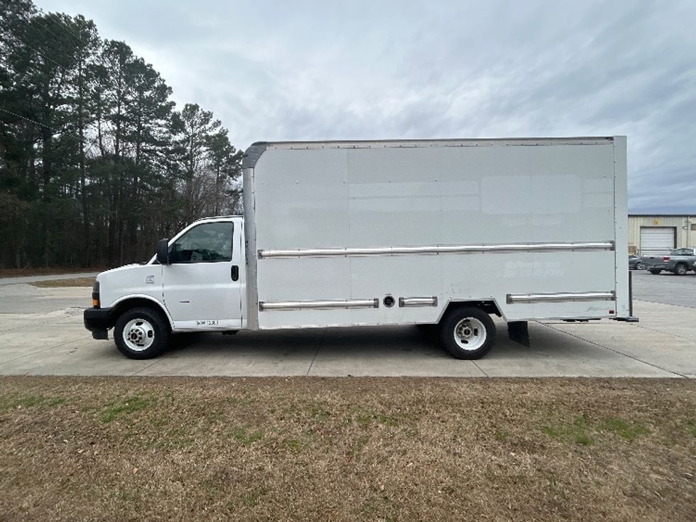 Light Duty Box Truck-Light and Medium Duty Trucks-GMC-2021-Savana G33903-Florence-SC-116,563\n\t\tmiles-$ 29,250 - Image 4