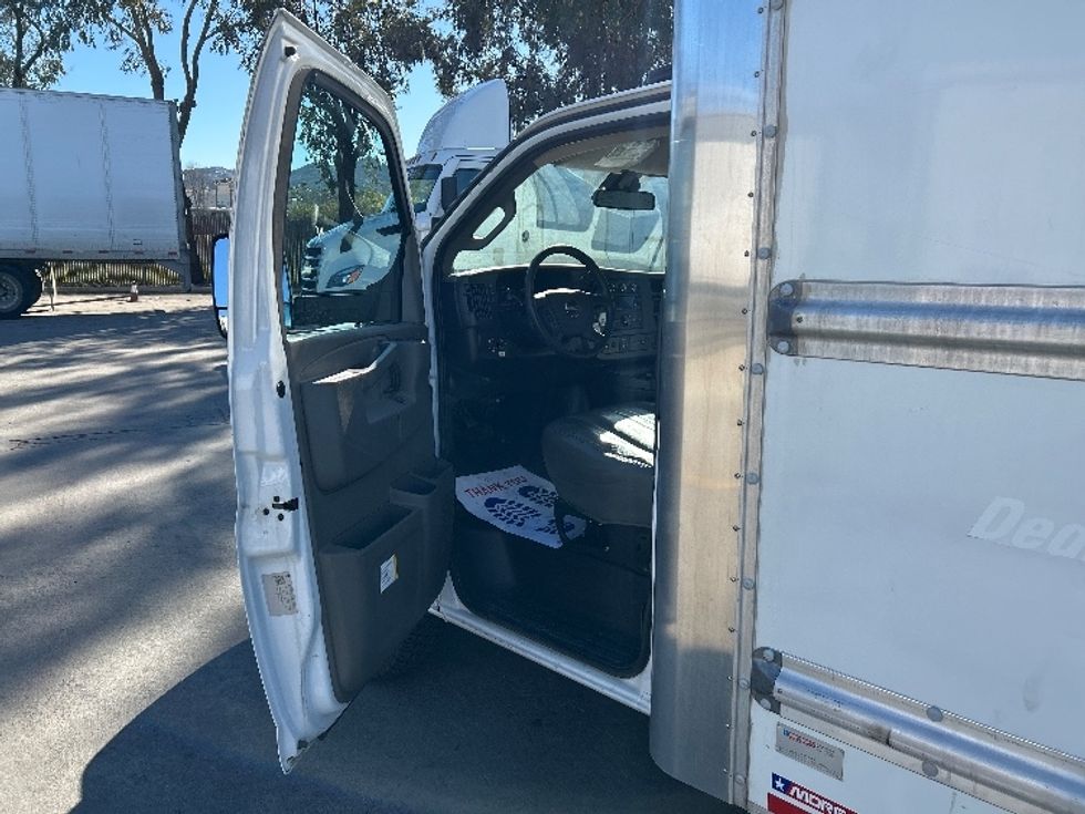 Light Duty Box Truck-Light and Medium Duty Trucks-GMC-2021-Savana G33903-Fontana-CA-101,270\n\t\tmiles-$ 30,500 - Image 15