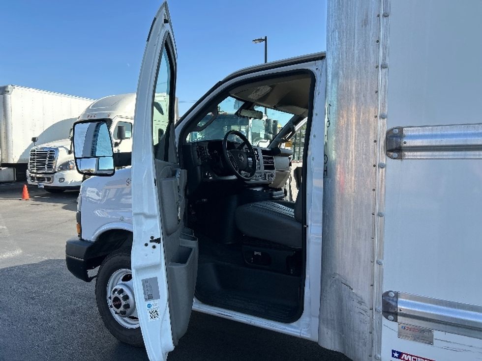 Light Duty Box Truck-Light and Medium Duty Trucks-GMC-2021-Savana G33903-Fontana-CA-114,879\n\t\tmiles-$ 27,500 - Image 16