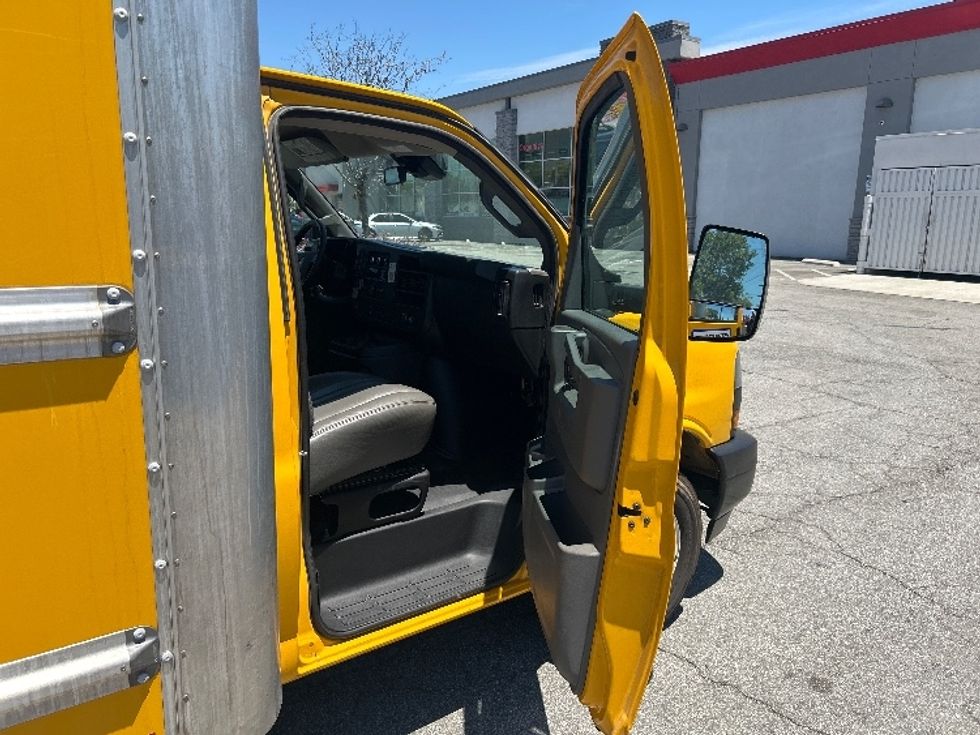 Light Duty Box Truck-Light and Medium Duty Trucks-GMC-2021-Savana G33903-Fontana-CA-88,076\n\t\tmiles-$ 29,000 - Image 20
