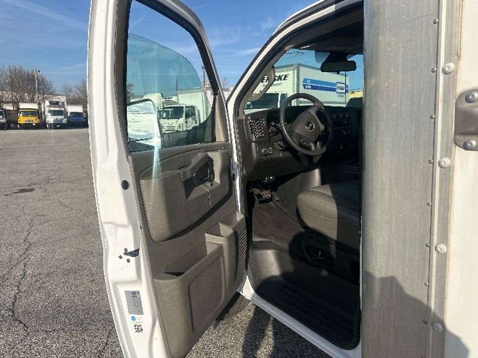 Light Duty Box Truck-Light and Medium Duty Trucks-GMC-2021-Savana G33903-Forest Park-GA-111,462\n\t\tmiles-$ 29,500 - Image 16