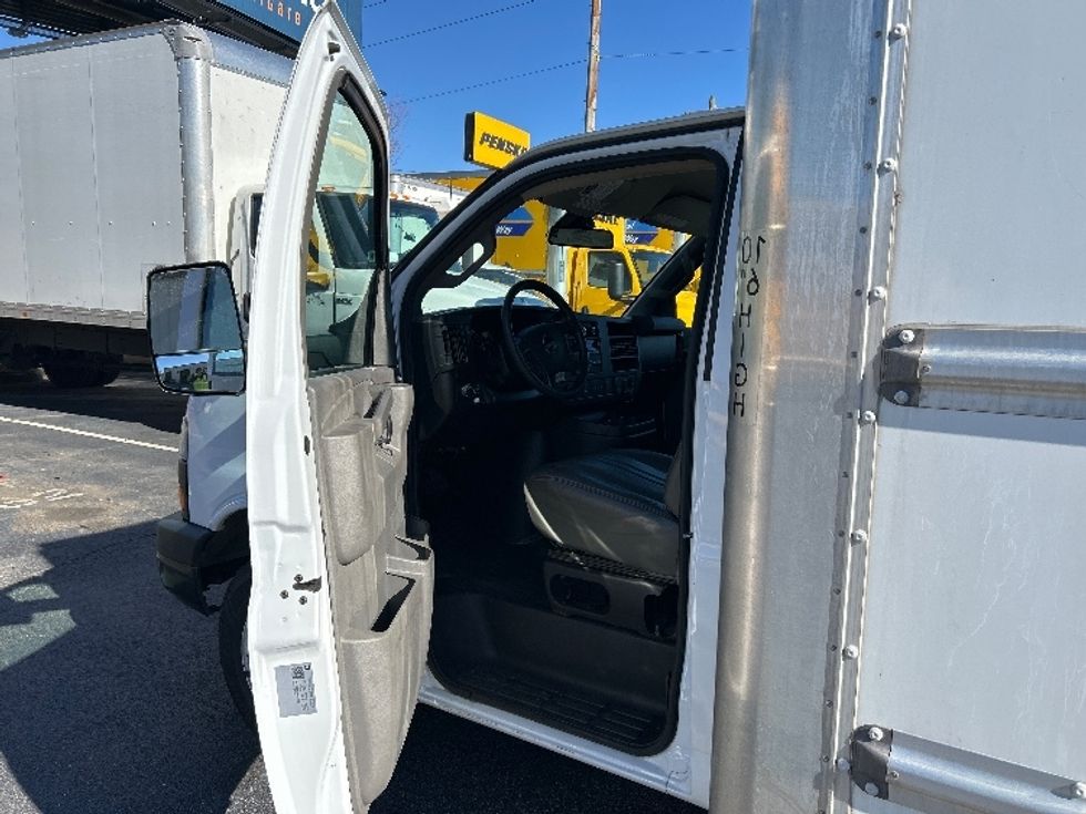 Light Duty Box Truck-Light and Medium Duty Trucks-GMC-2021-Savana G33903-Forest Park-GA-98,842\n\t\tmiles-$ 31,000 - Image 16