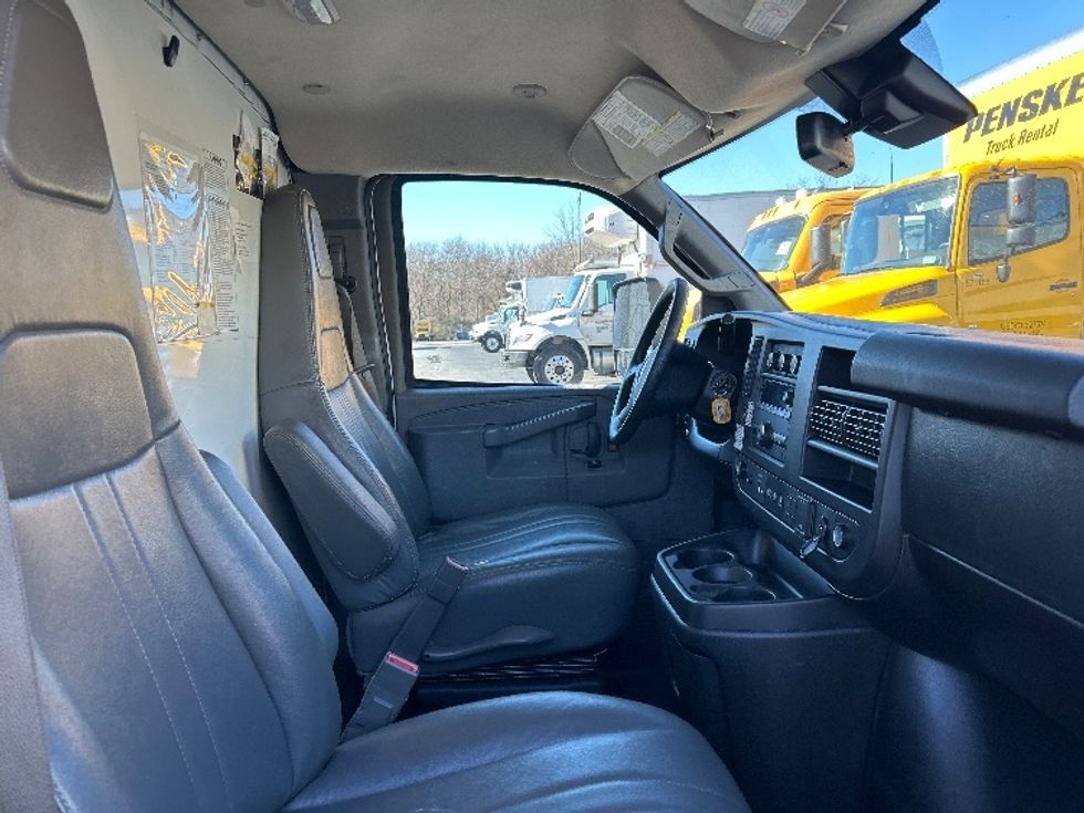 Light Duty Box Truck-Light and Medium Duty Trucks-GMC-2021-Savana G33903-Forest Park-GA-98,842\n\t\tmiles-$ 31,000 - Image 22