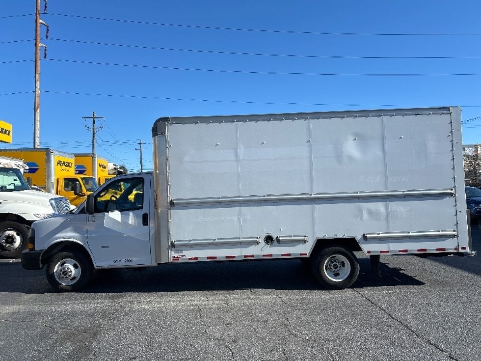 Light Duty Box Truck-Light and Medium Duty Trucks-GMC-2021-Savana G33903-Forest Park-GA-98,842\n\t\tmiles-$ 31,000 - Image 4