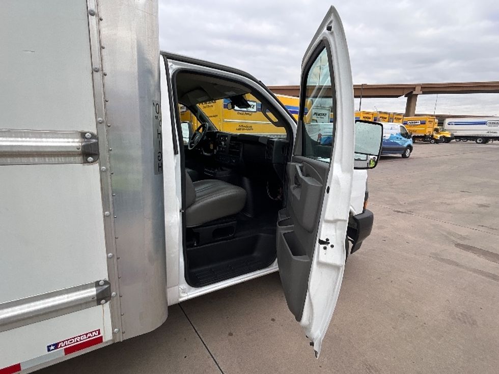 Light Duty Box Truck-Light and Medium Duty Trucks-GMC-2021-Savana G33903-Fort Worth-TX-109,639\n\t\tmiles-$ 28,250 - Image 19