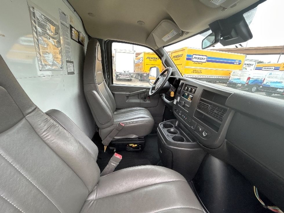 Light Duty Box Truck-Light and Medium Duty Trucks-GMC-2021-Savana G33903-Fort Worth-TX-109,639\n\t\tmiles-$ 28,250 - Image 21