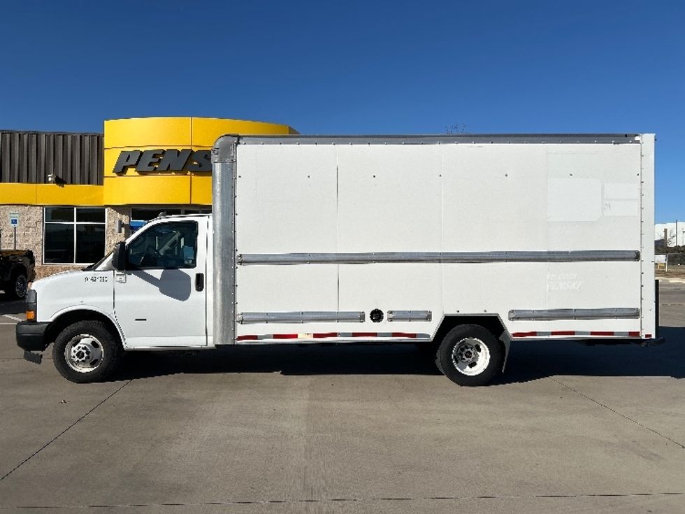 Light Duty Box Truck-Light and Medium Duty Trucks-GMC-2021-Savana G33903-Fort Worth-TX-120,600\n\t\tmiles-$ 27,000 - Image 4