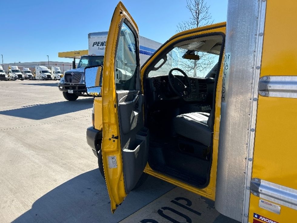 Light Duty Box Truck-Light and Medium Duty Trucks-GMC-2021-Savana G33903-Fort Worth-TX-88,727\n\t\tmiles-$ 27,750 - Image 16