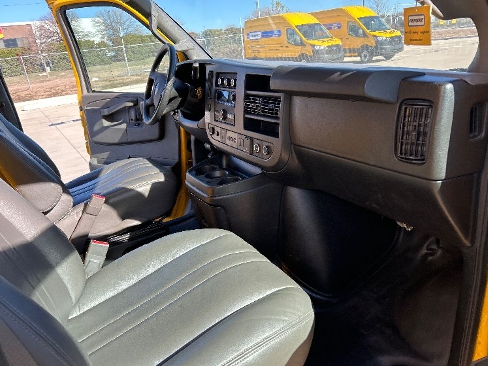 Light Duty Box Truck-Light and Medium Duty Trucks-GMC-2021-Savana G33903-Fort Worth-TX-88,727\n\t\tmiles-$ 27,750 - Image 21