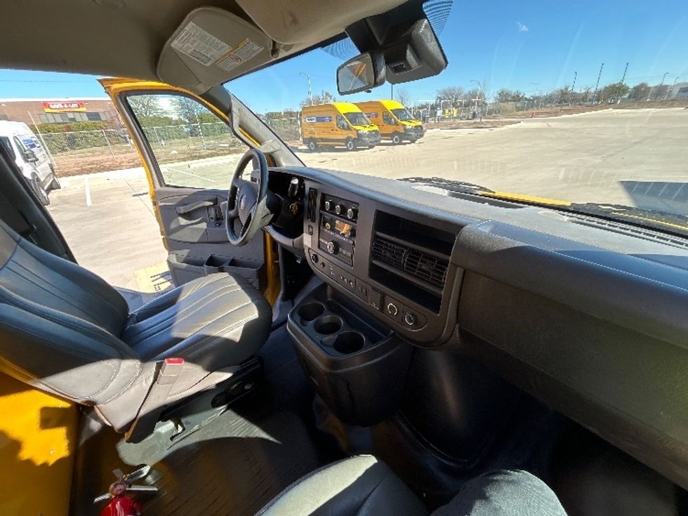 Light Duty Box Truck-Light and Medium Duty Trucks-GMC-2021-Savana G33903-Fort Worth-TX-88,727\n\t\tmiles-$ 27,750 - Image 22