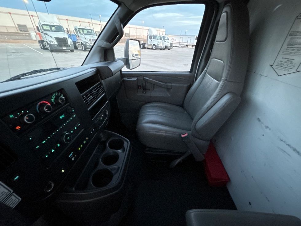 Light Duty Box Truck-Light and Medium Duty Trucks-GMC-2021-Savana G33903-Fort Worth-TX-99,401\n\t\tmiles-$ 29,500 - Image 19