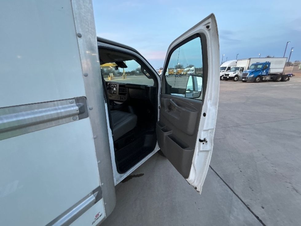 Light Duty Box Truck-Light and Medium Duty Trucks-GMC-2021-Savana G33903-Fort Worth-TX-99,401\n\t\tmiles-$ 29,500 - Image 20