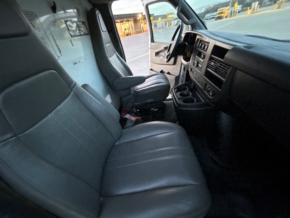 Light Duty Box Truck-Light and Medium Duty Trucks-GMC-2021-Savana G33903-Fort Worth-TX-99,401\n\t\tmiles-$ 29,500 - Image 22