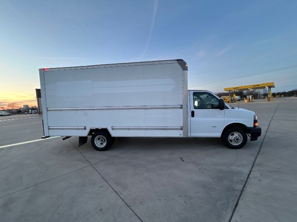 Light Duty Box Truck-Light and Medium Duty Trucks-GMC-2021-Savana G33903-Fort Worth-TX-99,401\n\t\tmiles-$ 29,500 - Image 4