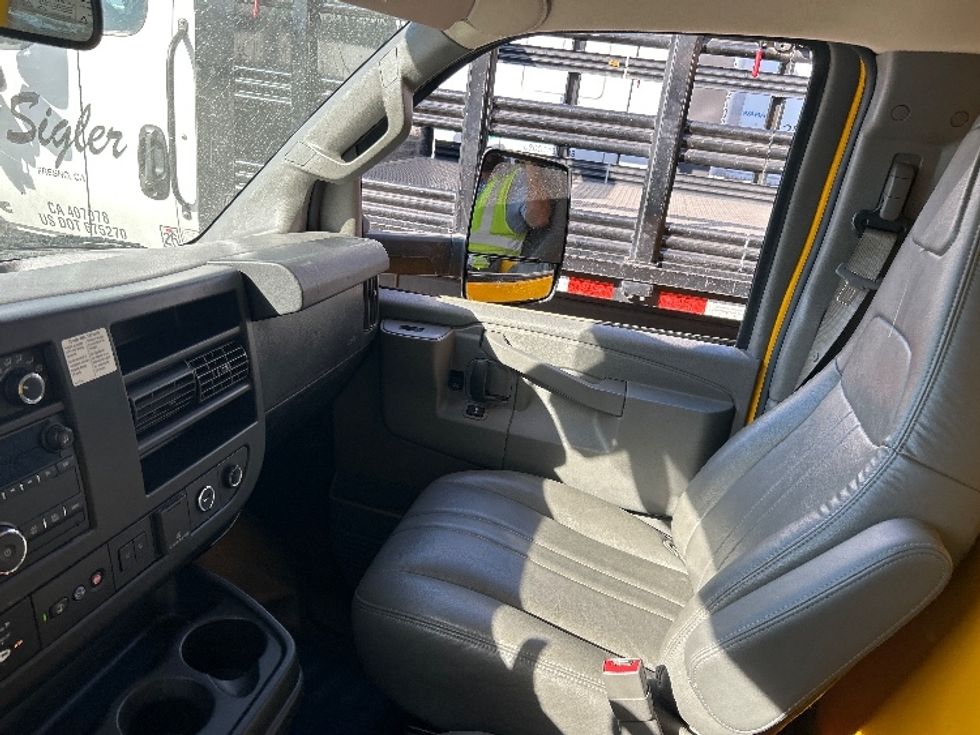 Light Duty Box Truck-Light and Medium Duty Trucks-GMC-2021-Savana G33903-Fresno-CA-103,478\n\t\tmiles-$ 26,500 - Image 18