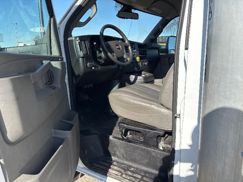 Light Duty Box Truck-Light and Medium Duty Trucks-GMC-2021-Savana G33903-Fresno-CA-113,918\n\t\tmiles-$ 29,000 - Image 14