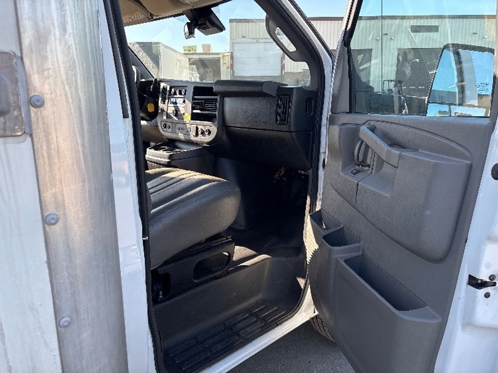 Light Duty Box Truck-Light and Medium Duty Trucks-GMC-2021-Savana G33903-Fresno-CA-113,918\n\t\tmiles-$ 29,000 - Image 18