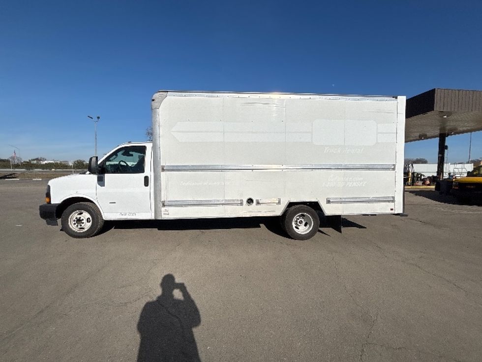 Light Duty Box Truck-Light and Medium Duty Trucks-GMC-2021-Savana G33903-Fresno-CA-113,918\n\t\tmiles-$ 29,000 - Image 4