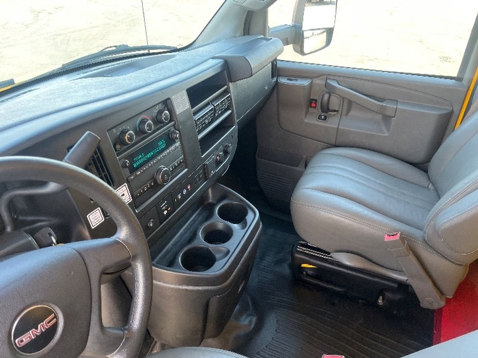 Light Duty Box Truck-Light and Medium Duty Trucks-GMC-2021-Savana G33903-Fresno-CA-62,599\n\t\tmiles-$ 30,500 - Image 16