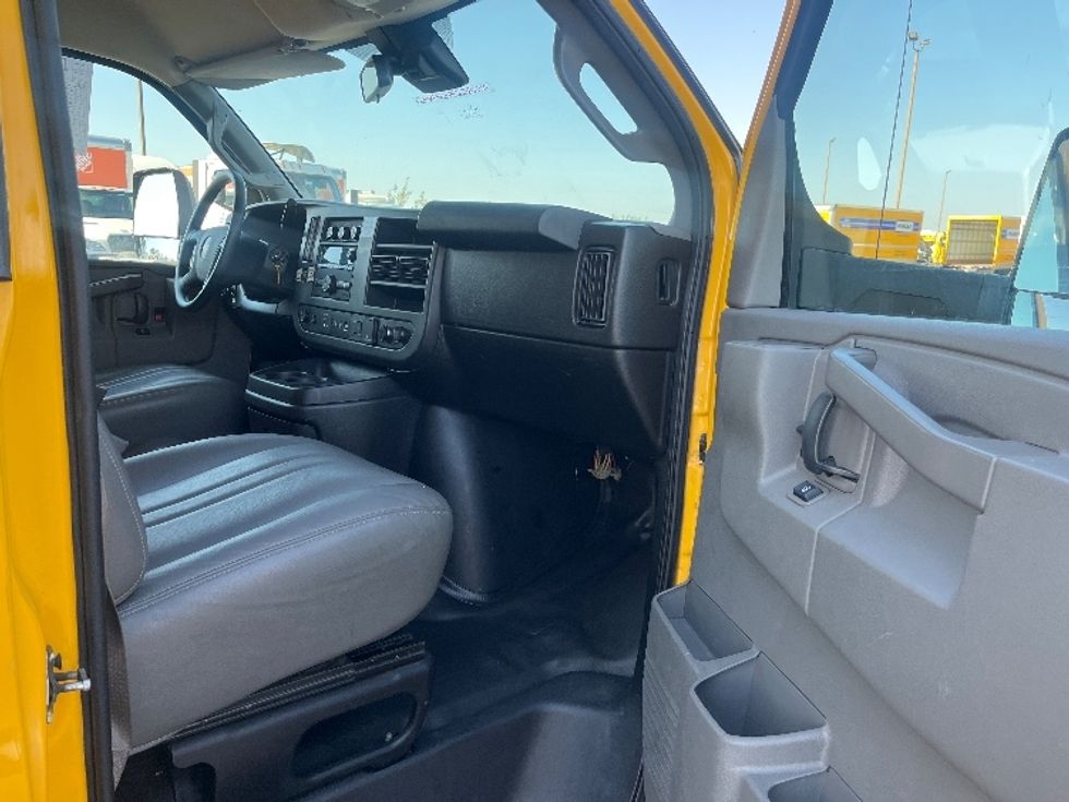 Light Duty Box Truck-Light and Medium Duty Trucks-GMC-2021-Savana G33903-Fresno-CA-62,599\n\t\tmiles-$ 30,500 - Image 17