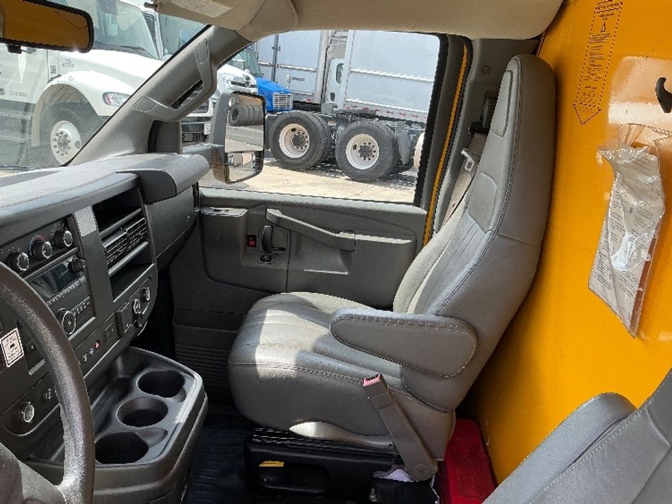 Light Duty Box Truck-Light and Medium Duty Trucks-GMC-2021-Savana G33903-Fresno-CA-62,910\n\t\tmiles-$ 30,500 - Image 16