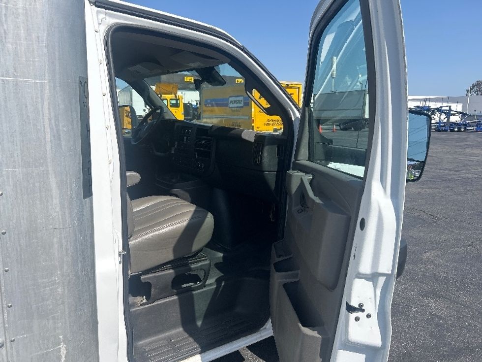 Light Duty Box Truck-Light and Medium Duty Trucks-GMC-2021-Savana G33903-Fresno-CA-84,454\n\t\tmiles-$ 30,750 - Image 19