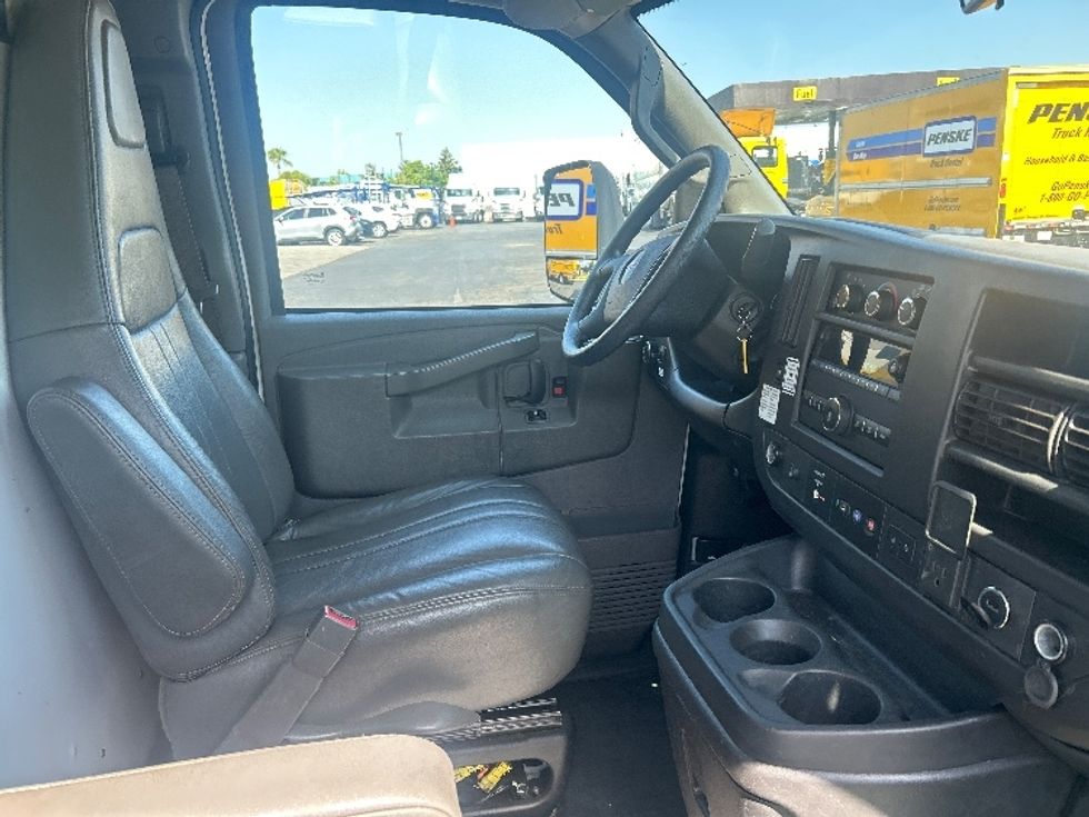 Light Duty Box Truck-Light and Medium Duty Trucks-GMC-2021-Savana G33903-Fresno-CA-84,454\n\t\tmiles-$ 30,750 - Image 21