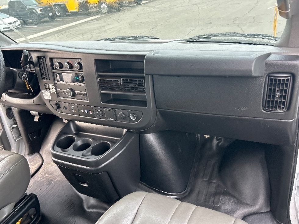 Light Duty Box Truck-Light and Medium Duty Trucks-GMC-2021-Savana G33903-Fresno-CA-86,237\n\t\tmiles-$ 32,250 - Image 21