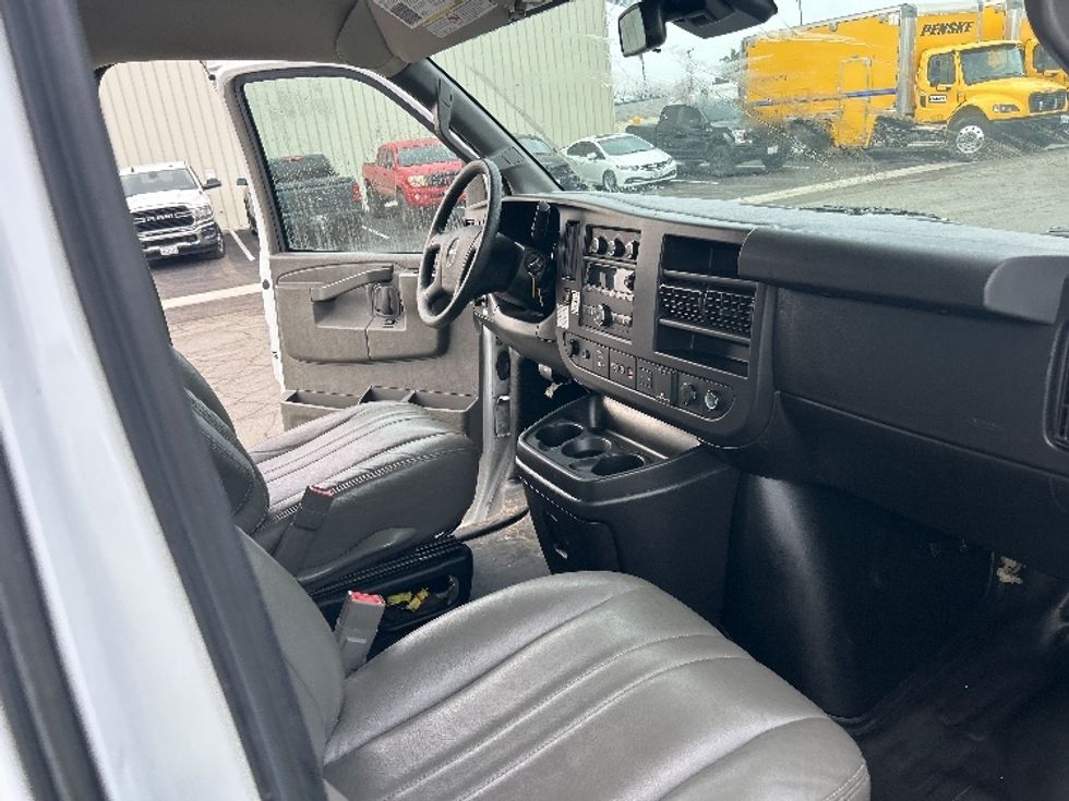 Light Duty Box Truck-Light and Medium Duty Trucks-GMC-2021-Savana G33903-Fresno-CA-86,237\n\t\tmiles-$ 32,250 - Image 22