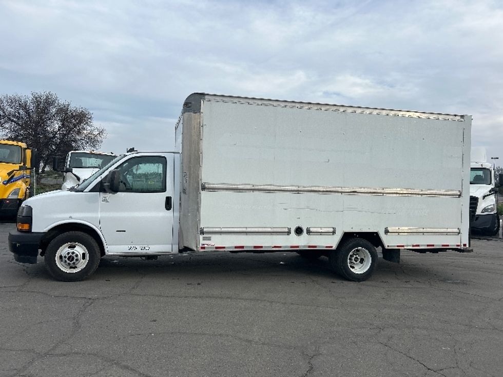 Light Duty Box Truck-Light and Medium Duty Trucks-GMC-2021-Savana G33903-Fresno-CA-86,237\n\t\tmiles-$ 32,250 - Image 4