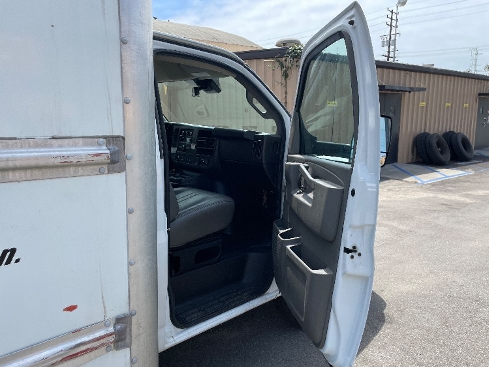 Light Duty Box Truck-Light and Medium Duty Trucks-GMC-2021-Savana G33903-Fresno-CA-87,767\n\t\tmiles-$ 28,750 - Image 17