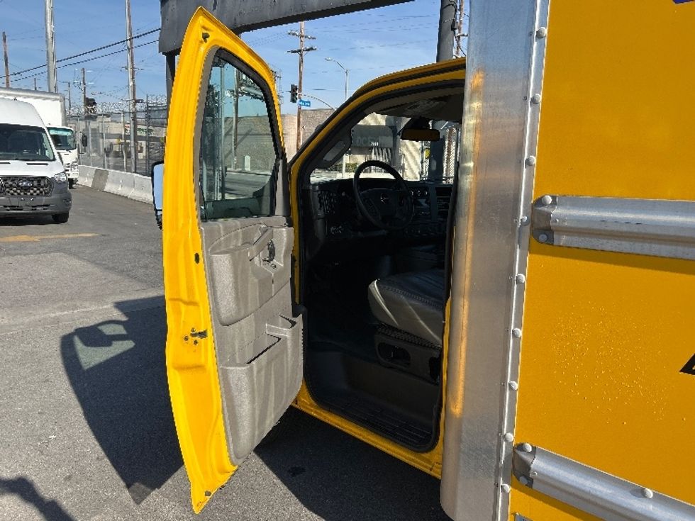 Light Duty Box Truck-Light and Medium Duty Trucks-GMC-2021-Savana G33903-Fresno-CA-90,443\n\t\tmiles-$ 28,750 - Image 16