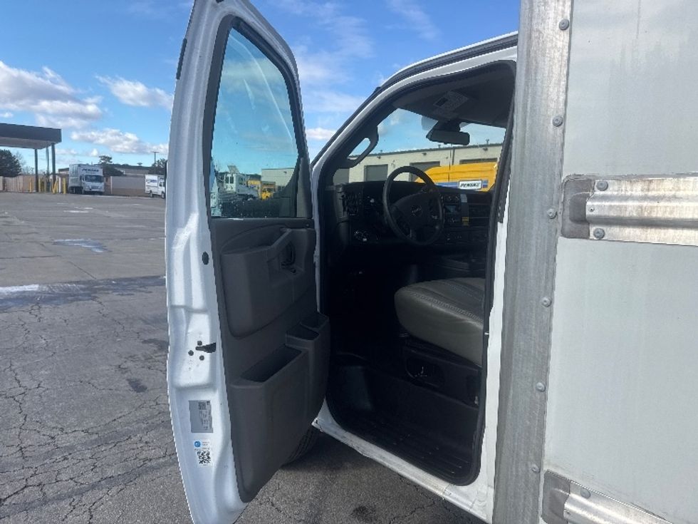 Light Duty Box Truck-Light and Medium Duty Trucks-GMC-2021-Savana G33903-Gahanna-OH-102,435\n\t\tmiles-$ 29,750 - Image 16