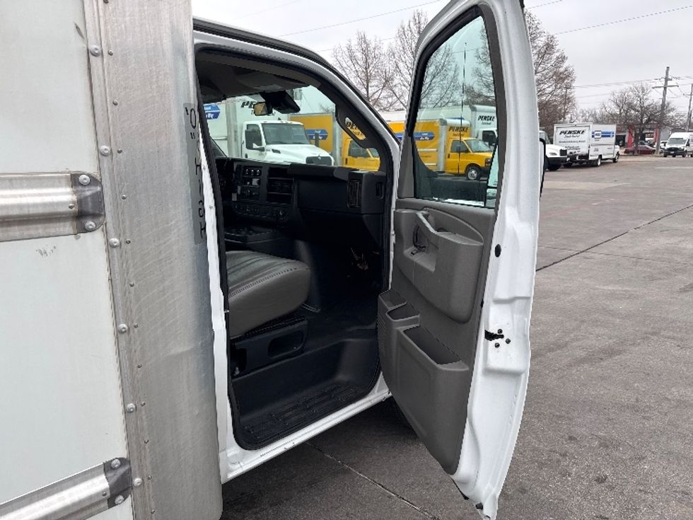 Light Duty Box Truck-Light and Medium Duty Trucks-GMC-2021-Savana G33903-Garland-TX-114,259\n\t\tmiles-$ 28,250 - Image 20
