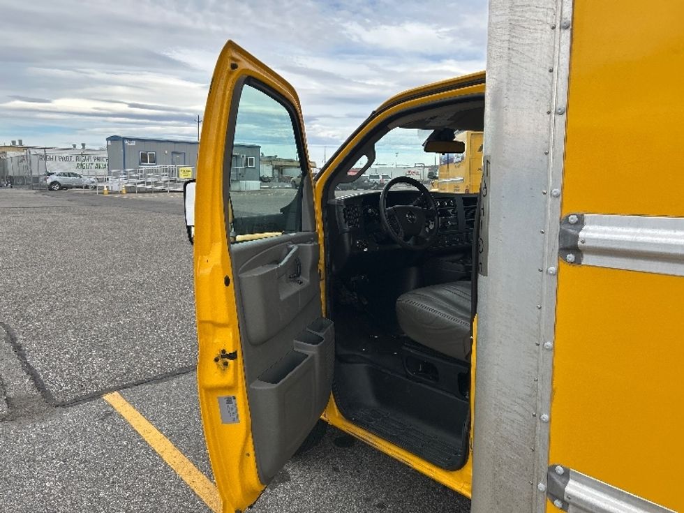 Light Duty Box Truck-Light and Medium Duty Trucks-GMC-2021-Savana G33903-Goodyear-AZ-84,981\n\t\tmiles-$ 30,500 - Image 15