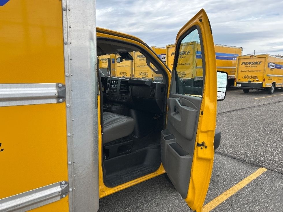 Light Duty Box Truck-Light and Medium Duty Trucks-GMC-2021-Savana G33903-Goodyear-AZ-84,981\n\t\tmiles-$ 30,500 - Image 19