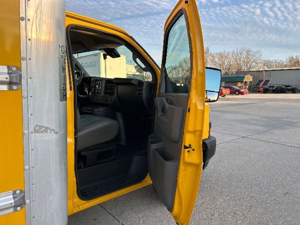 Light Duty Box Truck-Light and Medium Duty Trucks-GMC-2021-Savana G33903-Harahan-LA-84,528\n\t\tmiles-$ 28,500 - Image 17