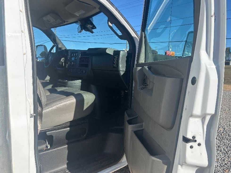 Light Duty Box Truck-Light and Medium Duty Trucks-GMC-2021-Savana G33903-Hattiesburg-MS-115,615\n\t\tmiles-$ 27,500 - Image 19